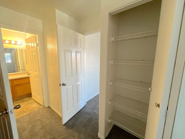 Foto del edificio - SPACIOUS 2BED/2BATH CONDO * SECOND FLOOR FLOOR UNIT*