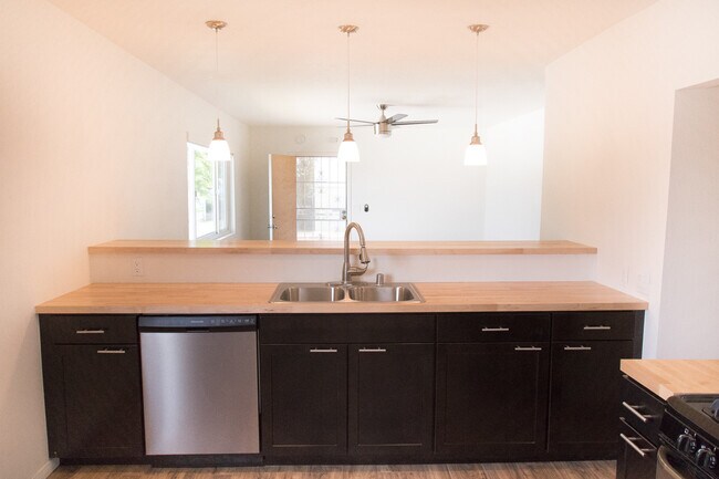 Building Photo - Upgraded 2 Bedroom/ 1 Bath Located in the Mount Hope Neighborhood of San Diego!