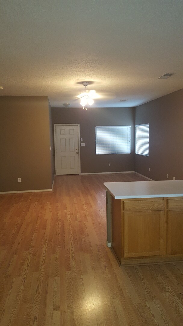 Building Photo - VISTA DEL NORTE 3 Bedroom 2 Bath  2 Car Garage