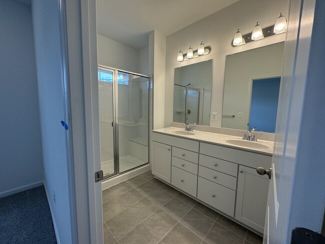 master bathroom - 509 Rosemary Cir