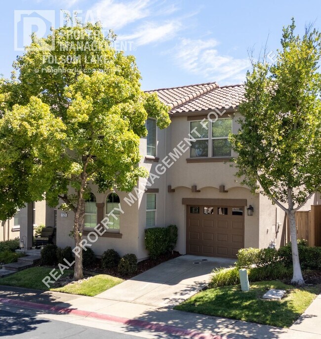 Foto del edificio - Exquisitely Furnished 3bd 2.5ba - Folsom in The Parkway Neighborhood