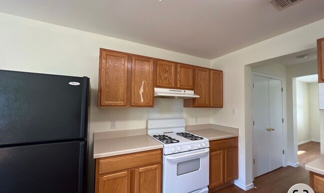 Foto del edificio - 940 Goldenrod St