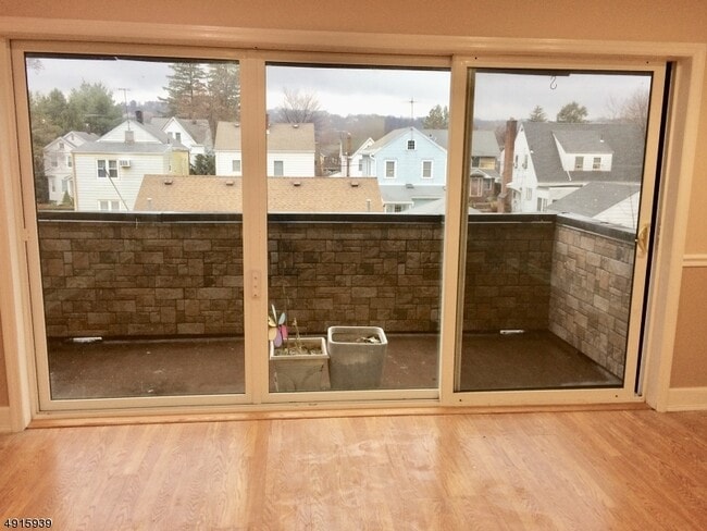 Building Photo - 142 Totowa Rd