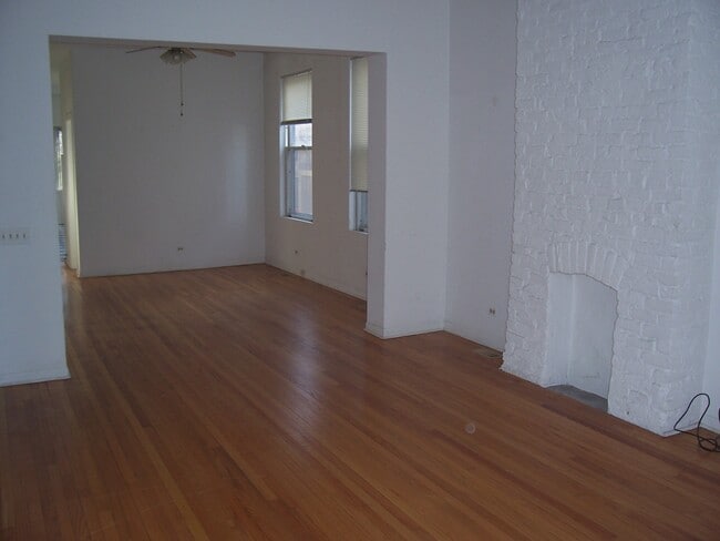 Windows in every room - 1545 Barry W Ave