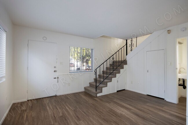 Foto del edificio - OPEN HOUSE: 12/20 1:30-2:30PM ~ Pacific Beach 2BR Townhome w/ Parking!