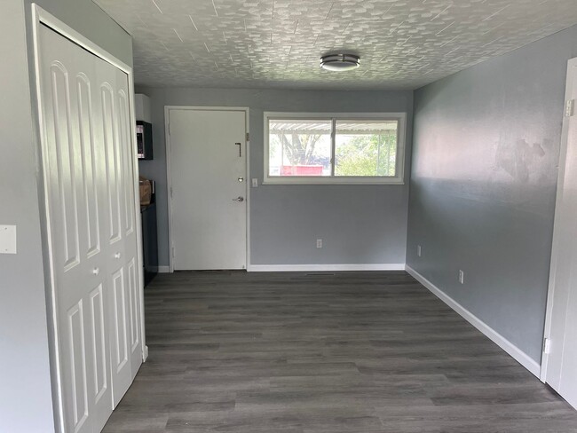 Building Photo - Beautifully renovated 3 bed/2 bath home