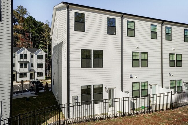 Foto del edificio - Three Bedroom End Unit Townhome!