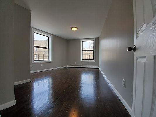 Foto del edificio - 2 bedroom in BRONX NY 10456