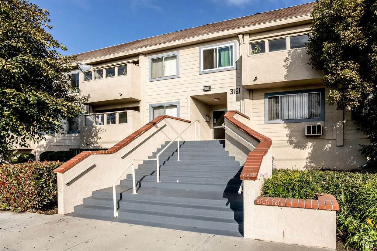 Entrada - Bell Court Apartments