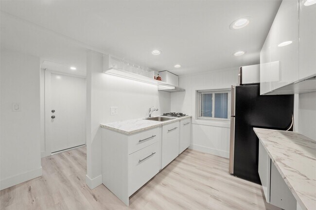 Building Photo - 1025 W 31st Pl