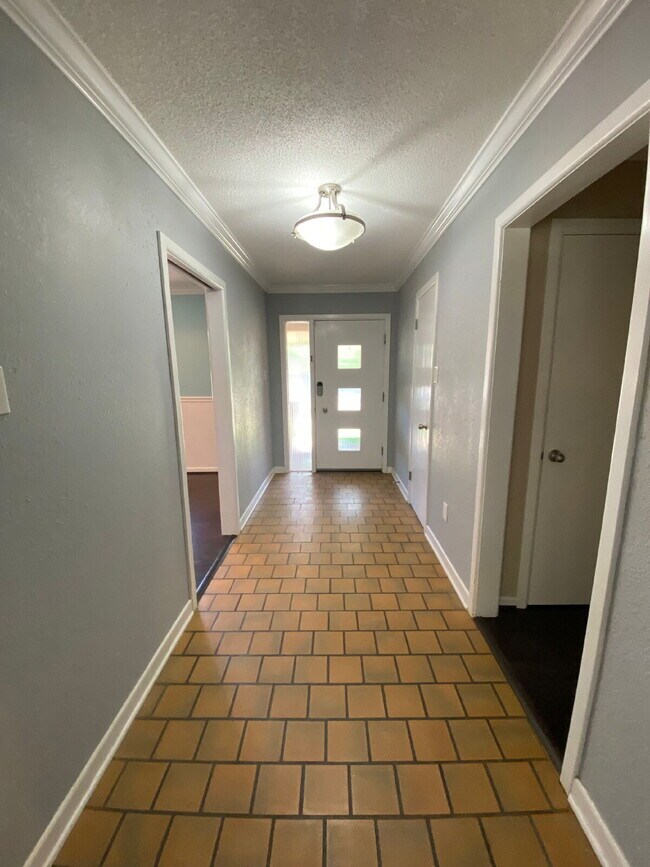 Building Photo - Close Access to Parks & The Medical District!