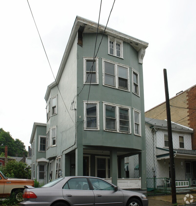 Building Photo - 406 N Rock St