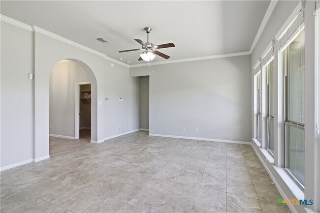 Foto del edificio - 5716 Blackstone Dr