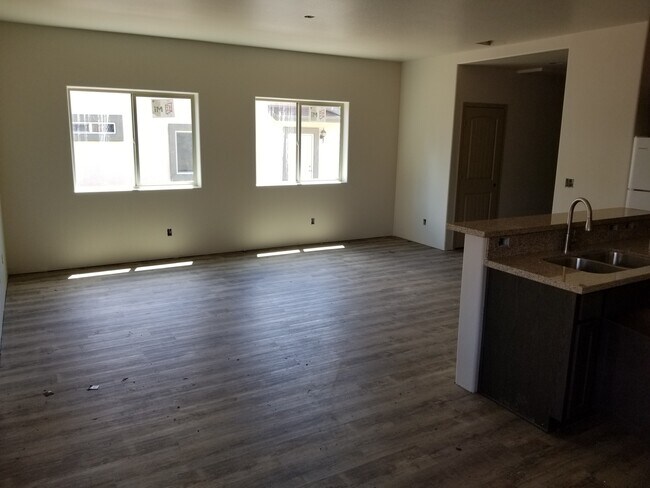 Large open living room area - 891 N Old Chisholm Trl