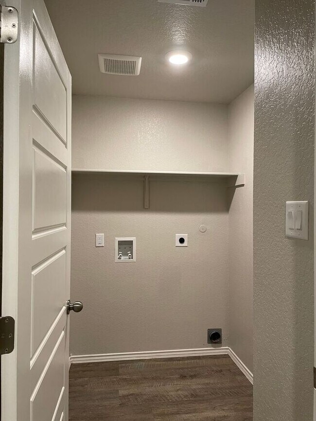 Building Photo - *$99 MOVE-IN SPECIAL* | Four Bedroom | Two...