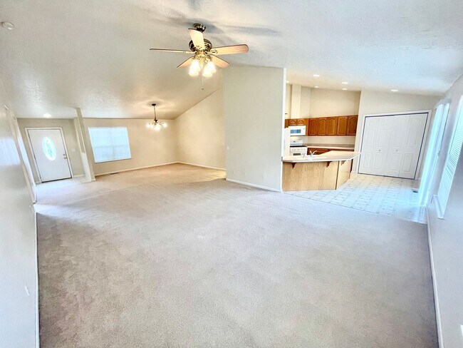 Building Photo - Spacious open floor plan in North Hills *A...