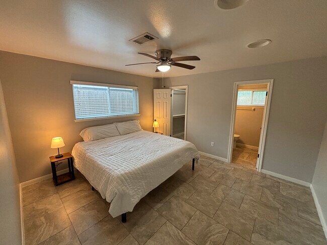 Foto del edificio - 9423 Fairdale Ln