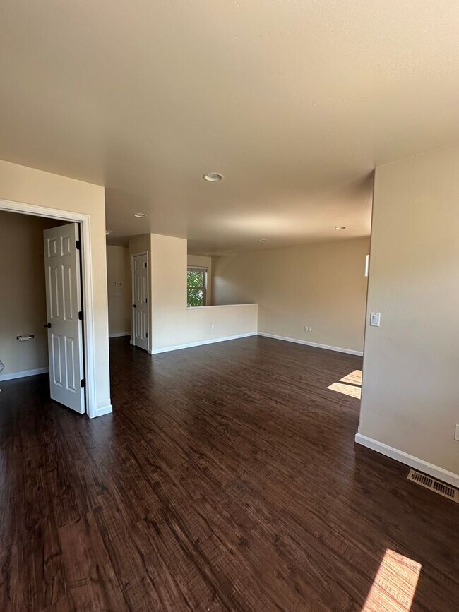 Foto del edificio - Three Bedroom Two and One Half Bath Duplex...