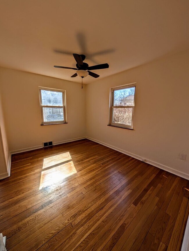 Foto del edificio - 3 Bed, 1 Bath Home w/ Finished Attic, Sunr...