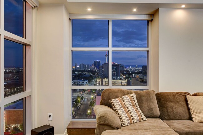 Building Photo - The Ogden 1512-Strip/City/Mtn Views from t...
