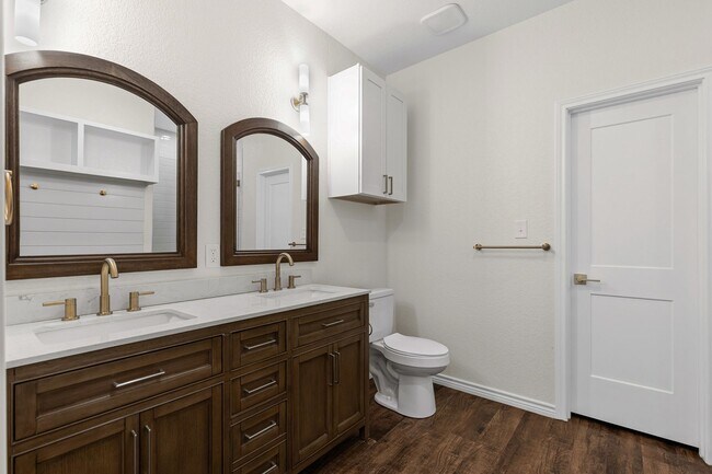 Building Photo - Gorgeous in Granbury