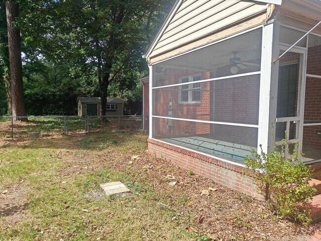 Foto del edificio - 3 bedroom home with fenced rear yard