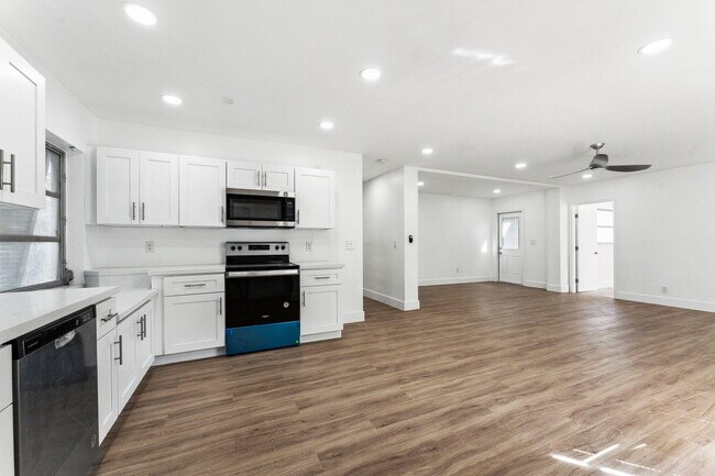 Building Photo - 921 NW 8th Ave