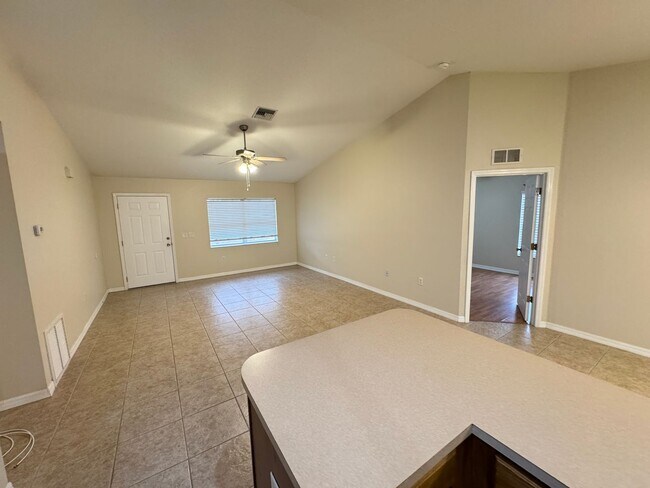 Foto del edificio - $300 OFF A MONTH OF RENT! Lovely, Spacious 2 Bedroom, 2 Bathroom Home in Sebring!!