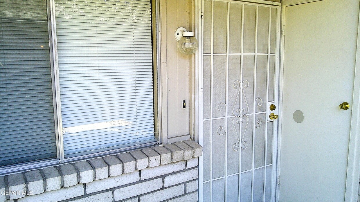 Primary Photo - 3022 E Glen Dr