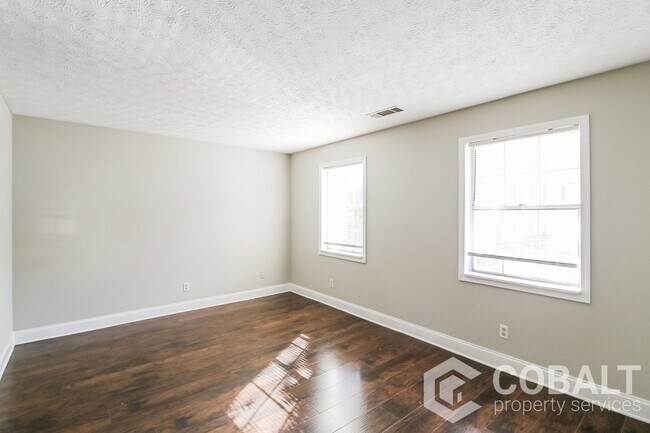 Foto del edificio - 3515 Creekview Pl