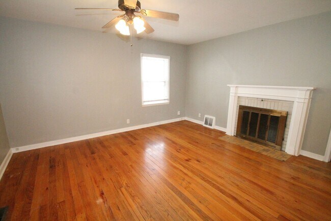 Foto del edificio - This 4br, 2bth home is for someone who wants way more than they pay for. SO Nice!