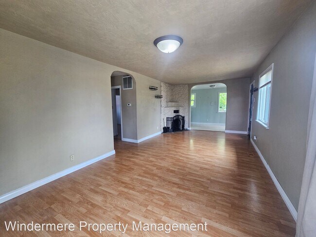 Building Photo - 3 br, 2 bath House - 2042 E 18th Street