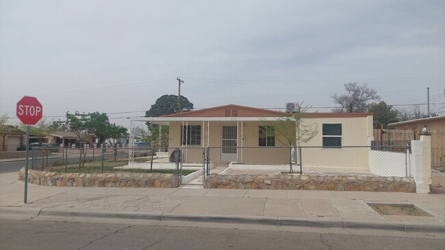 Foto del edificio - 4 bedroom 2 bathroom home ready now!!!!