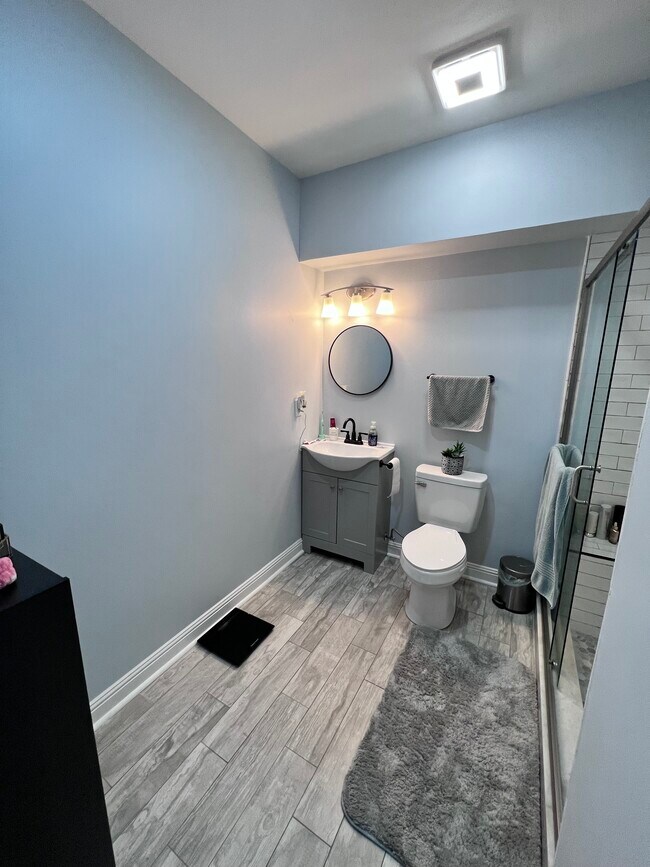 Building Photo - 5009 El Molino Dr