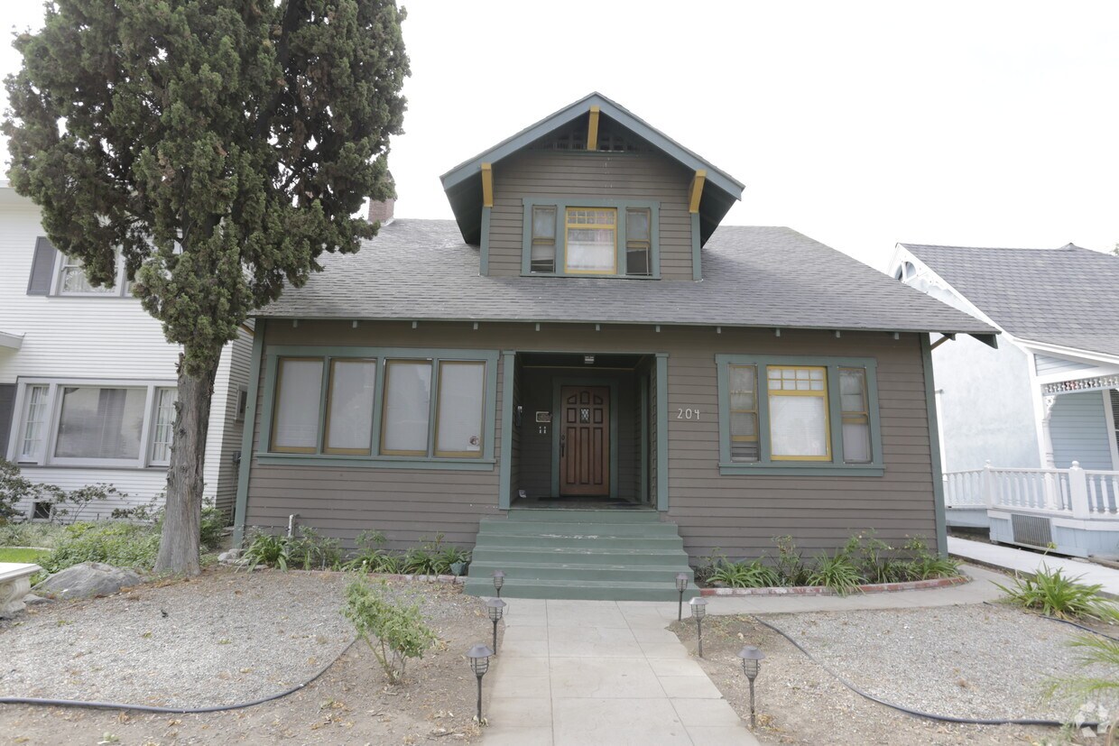 Building Photo - 204 E Broadway