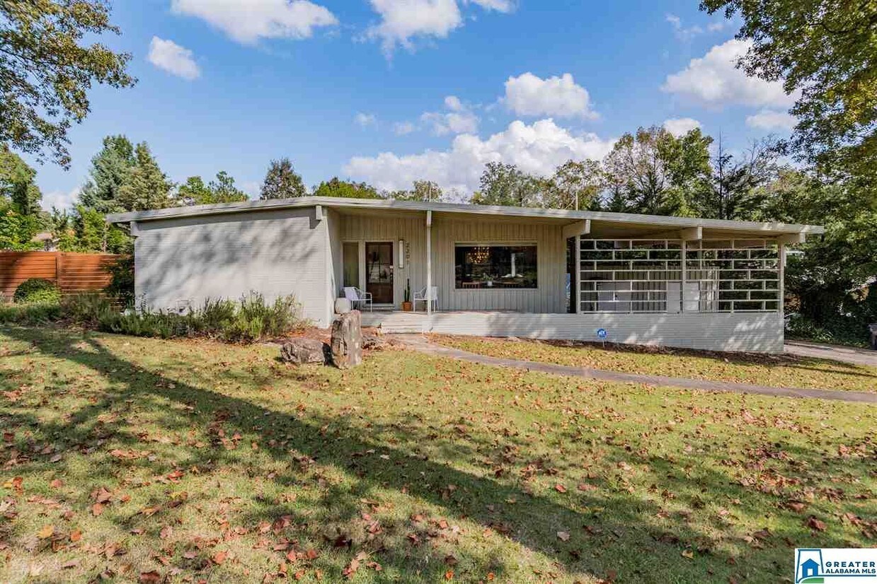 Primary Photo - 2201 Brookdale Ln