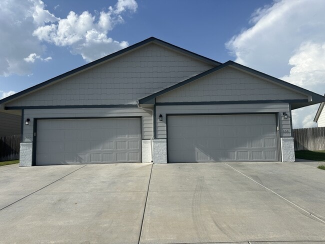 Building Photo - 464 S Longbranch Dr