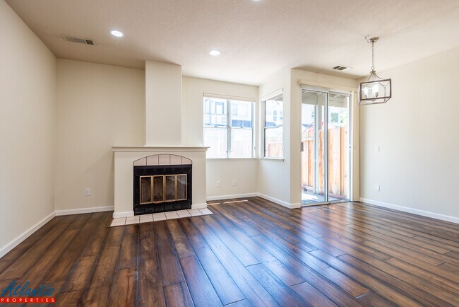 Building Photo - 333 Oaktree Dr