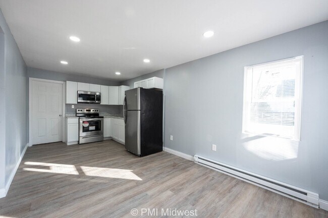 Building Photo - "Charming 2 Bedroom Apartment in Prime Loc...