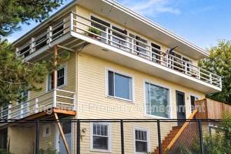 Building Photo - 801 SW Broadway Dr