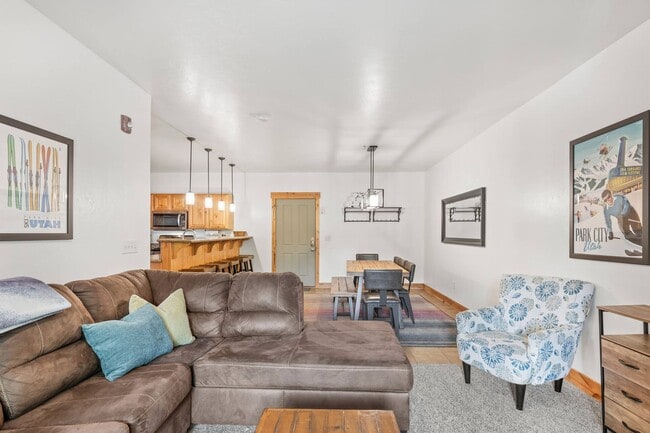 Building Photo - Stunning Furnished Park City Condo