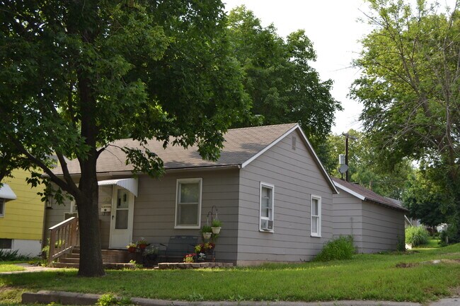 Building Photo - 2 bedroom, 1 bath with Garage in Clay Cent...