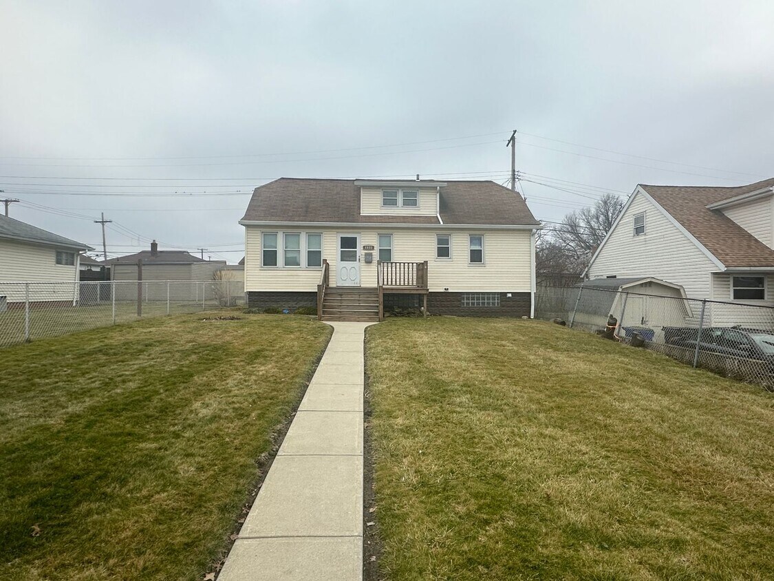 Primary Photo - Newly Renovated 3 Bedroom Home