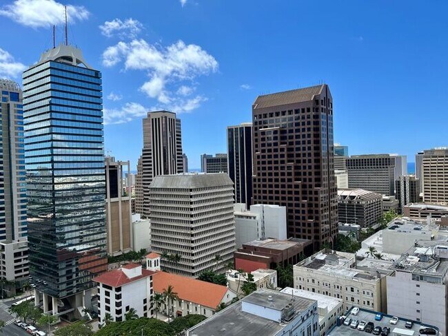 Building Photo - Kukui Plaza: Renovated 1 Bed, 1 Bath Condo...