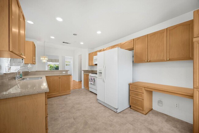 Foto del edificio - Adorable 2 Story 3 Bed 3 Bath Condo Gated Community