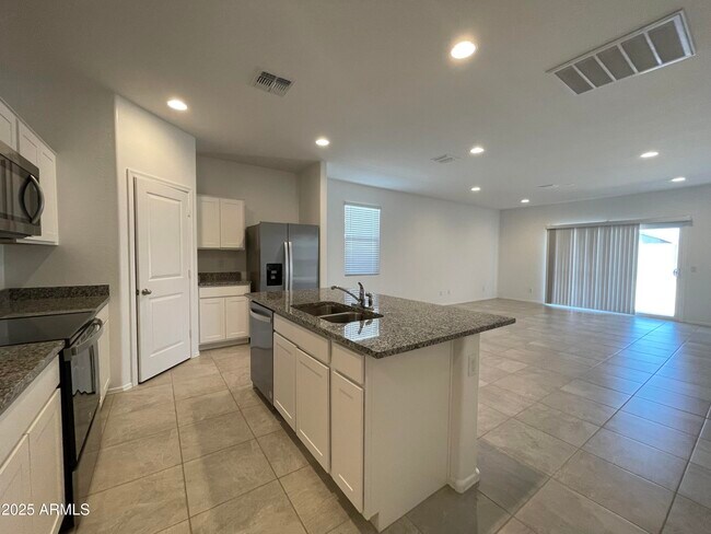 Foto del edificio - 1130 W Avalon Canyon Dr