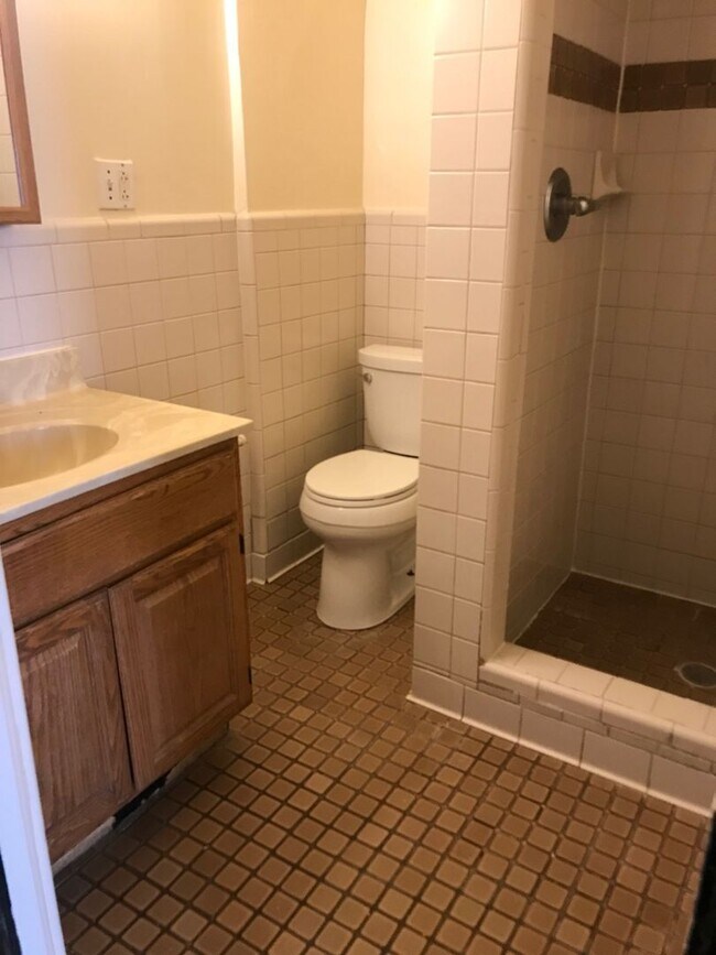 Foto del edificio - Spacious 5 bedroom house Centrally located to U of M Campus