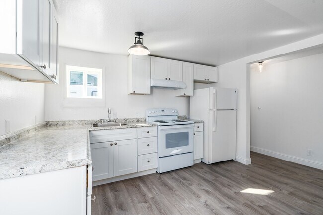 Foto del edificio - 2120 Lincoln Ave #D - 2 bedroom | 1 bath |...