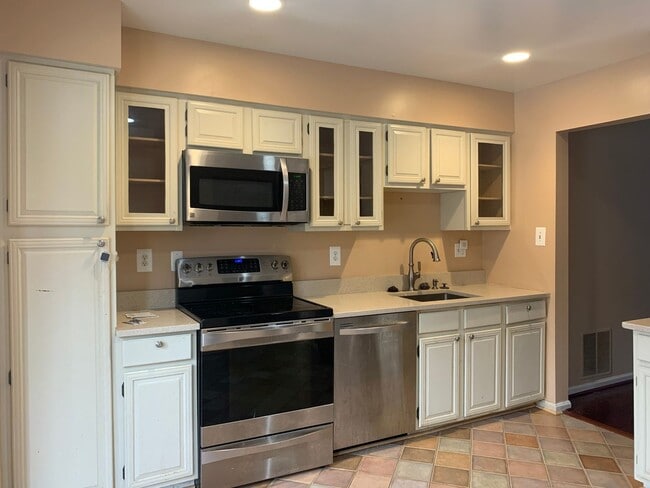 Spacious 3 Level Townhouse Backs to Trees - Spacious 3 Level Townhouse Backs to Trees