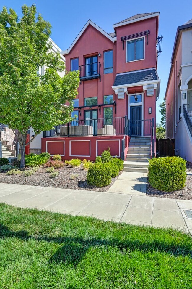 Building Photo - 3 bedroom | 2.5 bathroom | Crocker Village Brownstone